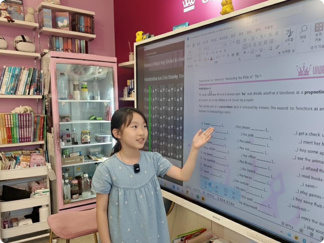 교실에서 발표 준비를 하며 웃고 있는 초등학생